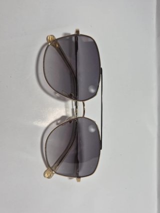 Gafas de ver doradas y grises