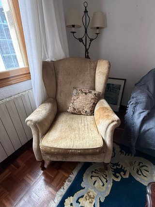Dos sillones orejeros beige de tela