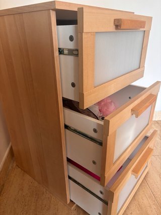 Cajonera de madera y plástico