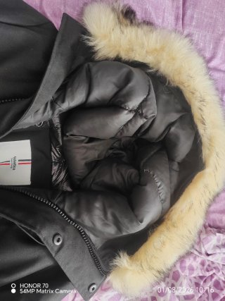 Parka Negra con Capucha y Pelo