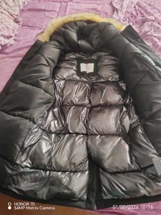 Parka Negra con Capucha y Pelo