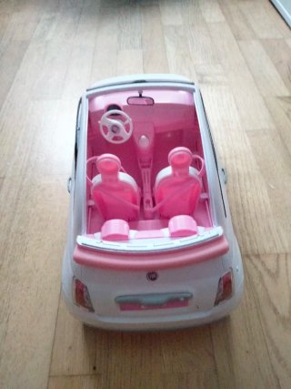 Coche Barbie Fiat 500 Blanco y Rosa.