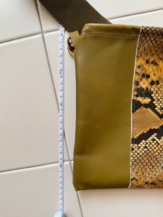 Borsa in pelle verde oliva con motivo pitonato