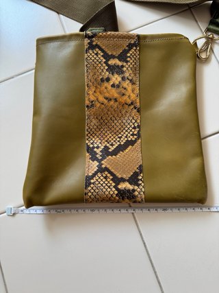 Borsa in pelle verde oliva con motivo pitonato