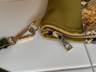 Borsa in pelle verde oliva con motivo pitonato