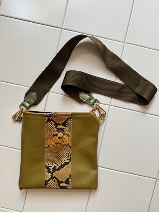 Borsa in pelle verde oliva con motivo pitonato