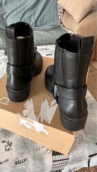 Botas de mujer negras con hebilla