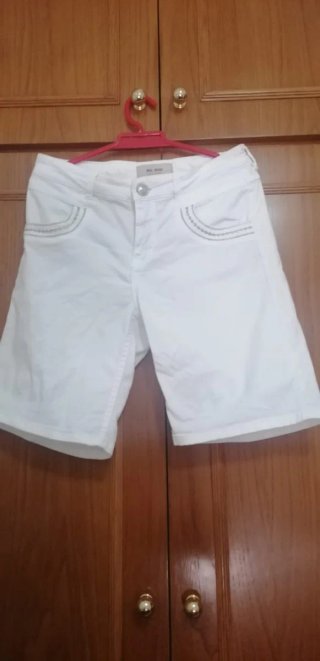 Bermuda blanca con detalles