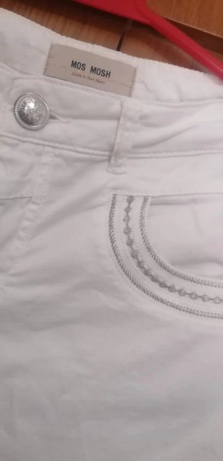 Bermuda blanca con detalles