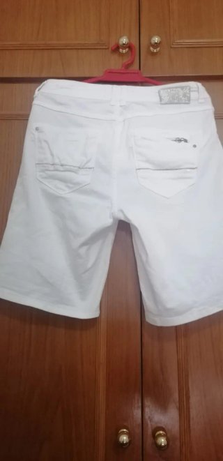 Bermuda blanca con detalles