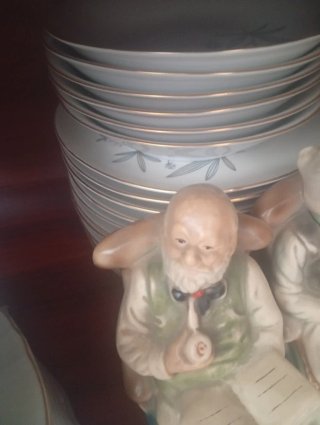Sopera de porcelana blanca y dorada