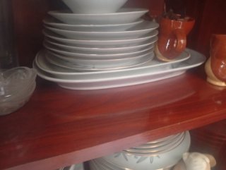 Sopera de porcelana blanca y dorada