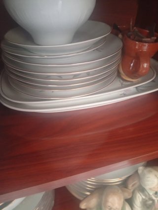 Sopera de porcelana blanca y dorada