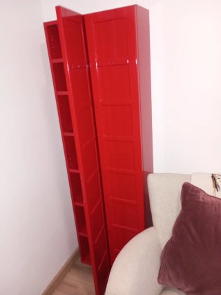 Estantería alta roja