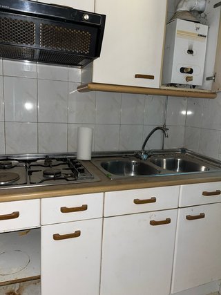 Cocina modular blanca y negra