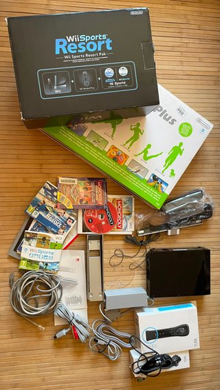 Nintendo Wii negra + 2 mandos + Wii Fit + juegos