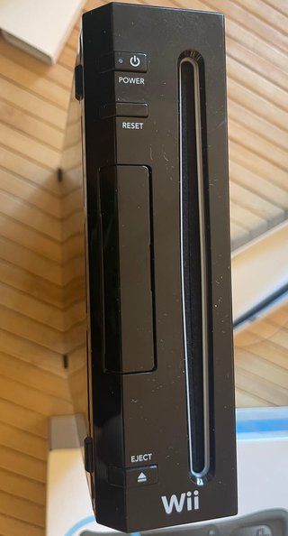 Nintendo Wii negra + 2 mandos + Wii Fit + juegos