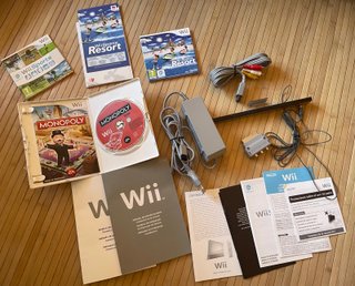 Nintendo Wii negra + 2 mandos + Wii Fit + juegos
