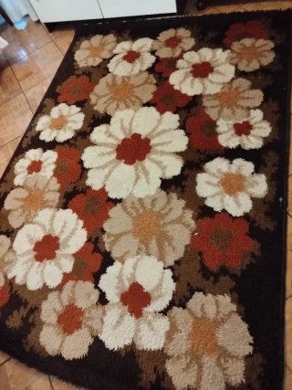Alfombra grande floral marrón