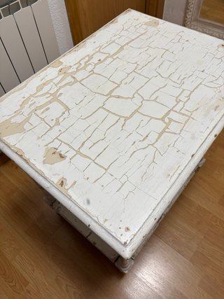 Mesa auxiliar de madera blanca