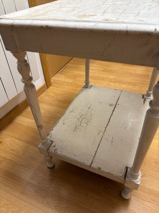 Mesa auxiliar de madera blanca