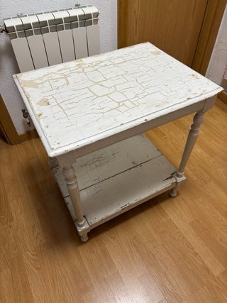 Mesa auxiliar de madera blanca