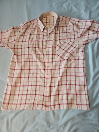 Camisa de cuadros roja y blanca