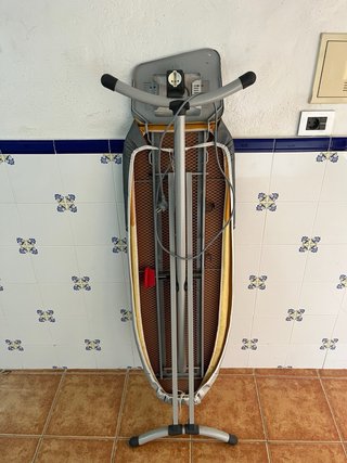 Tabla de planchar Vileda con un soporte y enchufe.