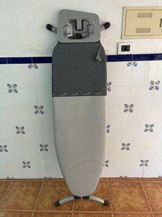 Tabla de planchar Vileda con un soporte y enchufe.