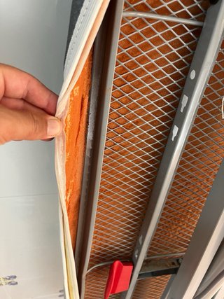 Tabla de planchar Vileda con un soporte y enchufe.