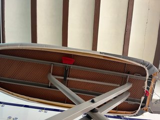 Tabla de planchar Vileda con un soporte y enchufe.