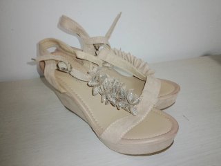 Sandalias cuña beige con pedrería