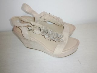Sandalias cuña beige con pedrería