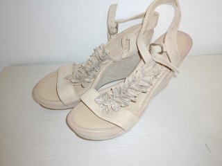 Sandalias cuña beige con pedrería