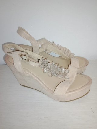 Sandalias cuña beige con pedrería