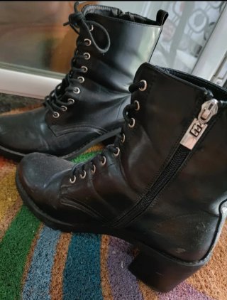 Botines de tacón negros con cordones