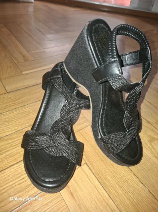 Sandalias negras de cuña con tiras trenzadas