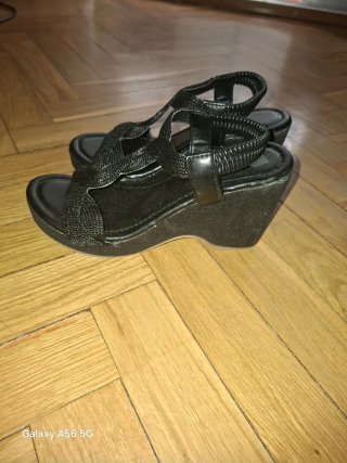 Sandalias negras de cuña con tiras trenzadas