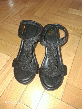 Sandalias negras de cuña con tiras trenzadas