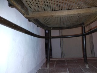 Banco antiguo madera curvada con asiento rejilla