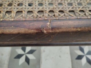 Banco antiguo madera curvada con asiento rejilla