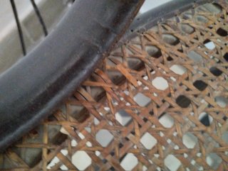 Banco antiguo madera curvada con asiento rejilla