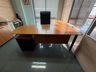 Mesa de oficina con ala y cajoneras