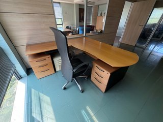 Mesa de oficina con ala y cajoneras