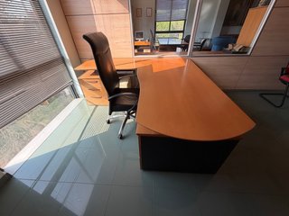 Mesa de oficina con ala y cajoneras