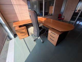 Mesa de oficina con ala y cajoneras