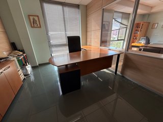 Mesa de oficina con ala y cajoneras