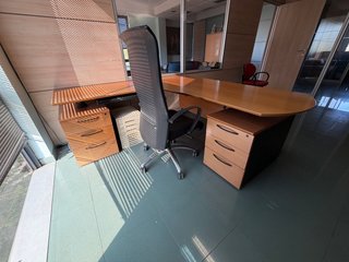 Mesa de oficina con ala y cajoneras