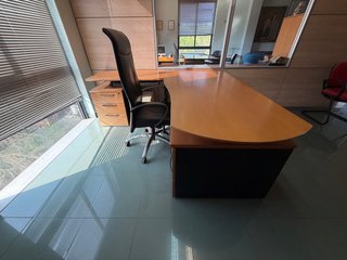 Mesa de oficina con ala y cajoneras