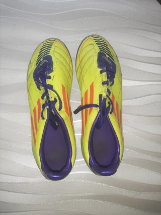 Botas de fútbol de niño Adidas amarillas y moradas